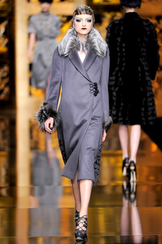 Tapado gris bordado cuello de piel Christian Dior